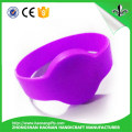 Bracelet coloré de silicone avec le logo gravé en refief ou la couleur remplie